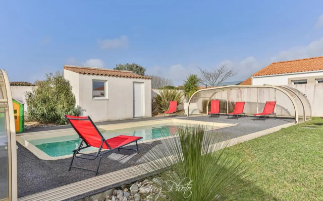 Très jolie maison avec piscine sous dôme