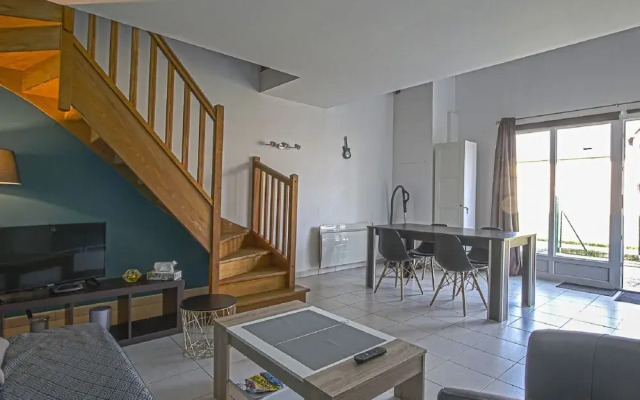 Tasteful Apartment in Comes With Terrace