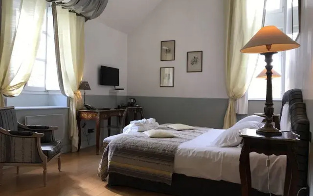 Lhostellerie de la Pomarède et le Presbytère