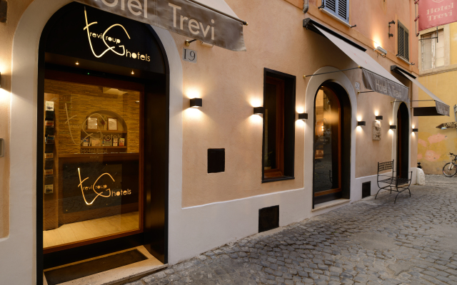 Trevi Hotel Рим вид на фасад