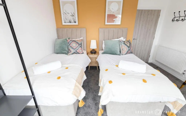 BOURNECOAST - STYLISH FLAT with SEA GLIMPSES - FM8406