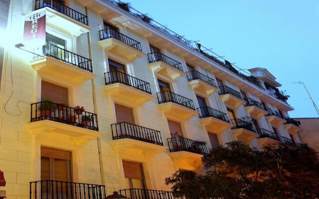 Отель Hostal Regio вид на фасад