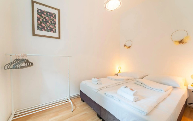 Cozy Flat next to the VIC/UNO