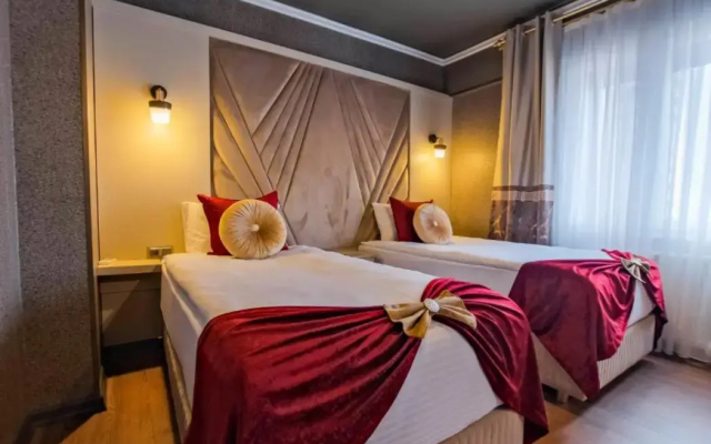 Moonday Hotel