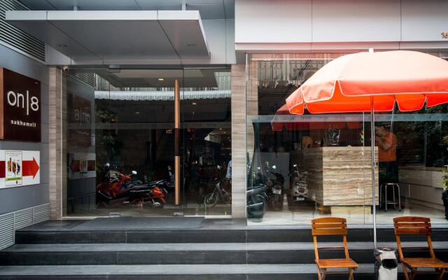 Отель On8 Sukhumvit Nana Bangkok By Compass Hospitality Бангкок вид на фасад