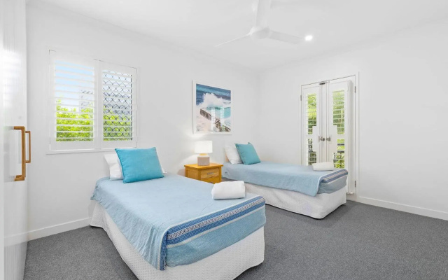 6 Seabreeze Spacious Newly Renovated Apartment with Ocean Views