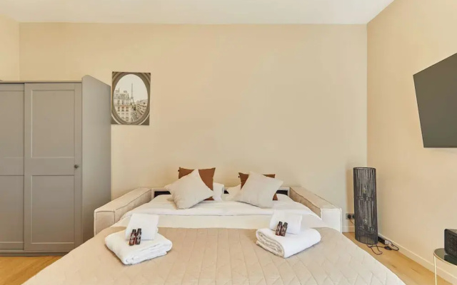 Bright Modern Studio Near the Seine Paris 16
