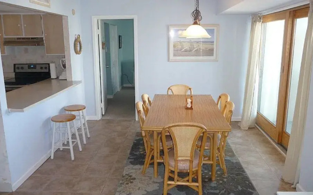 9400 802 - 2 Br Condo