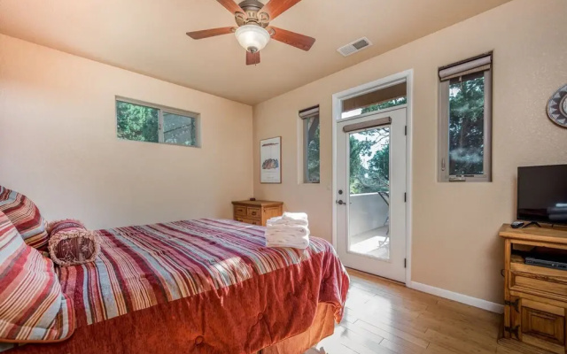 Adobe Mountain Views - Four Bedroom Cabin with Hot Tub