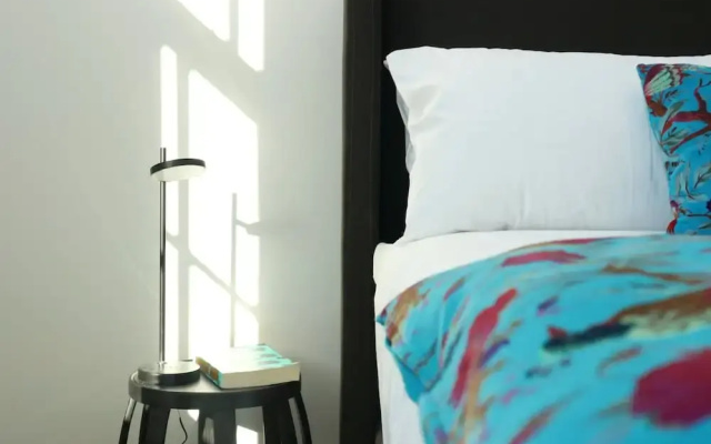 Inner-city Apartment Minutes Walk to Dining Hubs