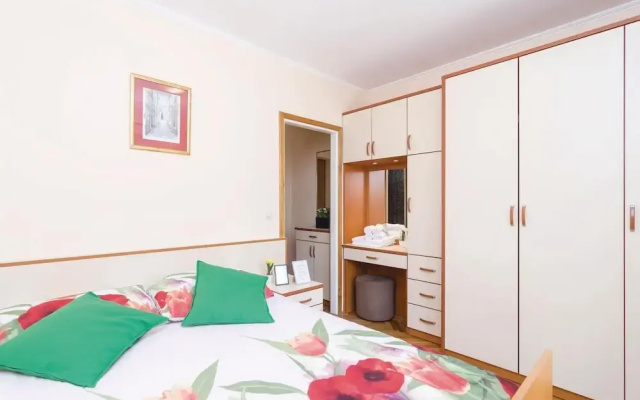 Nice Home in Mokosica With Wifi and 6 Bedrooms