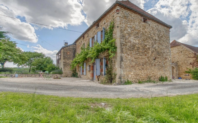 Garden-View Holiday Home in Dégagnac with Jacuzzi