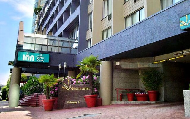 Отель Quality Hotel Downtown-Inn at False Creek Канада, Ванкувер - отзывы, цены и фото номеров - забронировать отель Quality Hotel Downtown-Inn at False Creek онлайн вид на фасад
