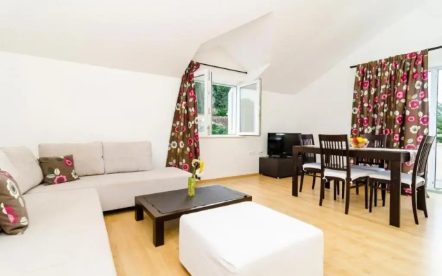 Nikola Apartments