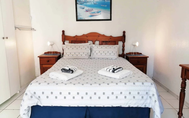 Boathouse Bed and Biscuit - Lower Deck