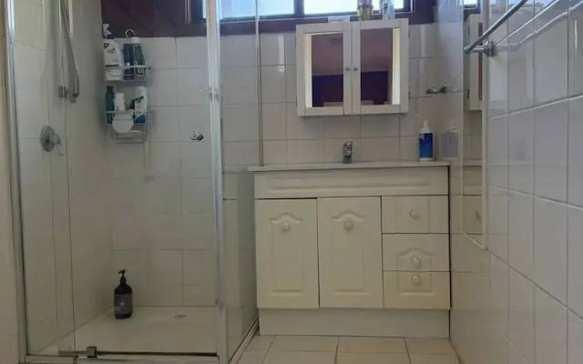Charming 3 Bedroom Home Longer Stay Discount