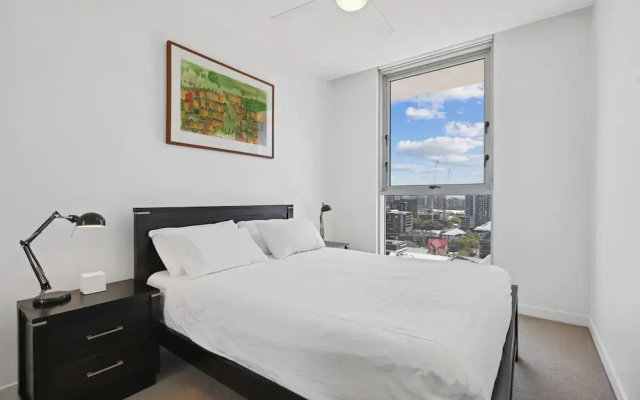 Contemporary 1-bed With Pool Near Brisbane River