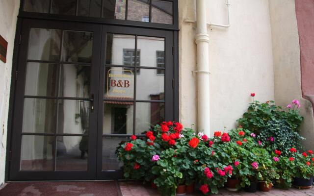 Отель Bernardinu B&B House Литва, Вильнюс - 5 отзывов об отеле, цены и фото номеров - забронировать отель Bernardinu B&B House онлайн вид на фасад