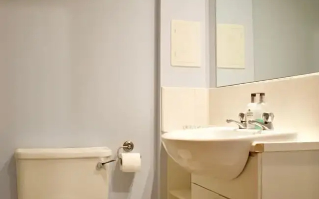 Large 2 Bedroom Flat in Leith With Free Parking