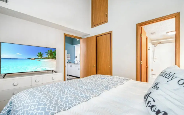 Poolside Condo With Amazing Lake Views & Design