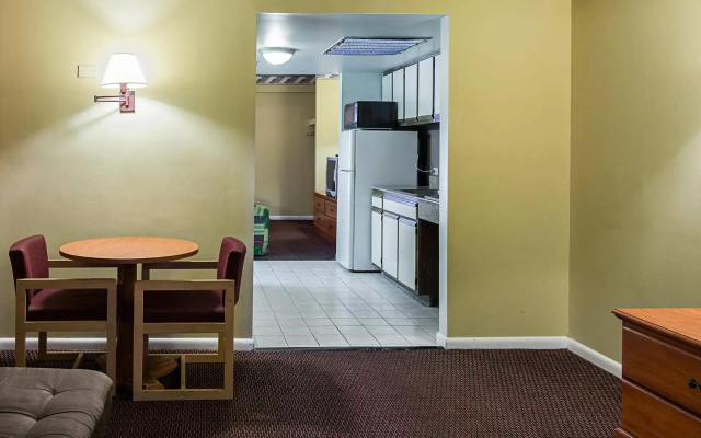 Red Roof PLUS+ & Suites Virginia Beach – Seaside