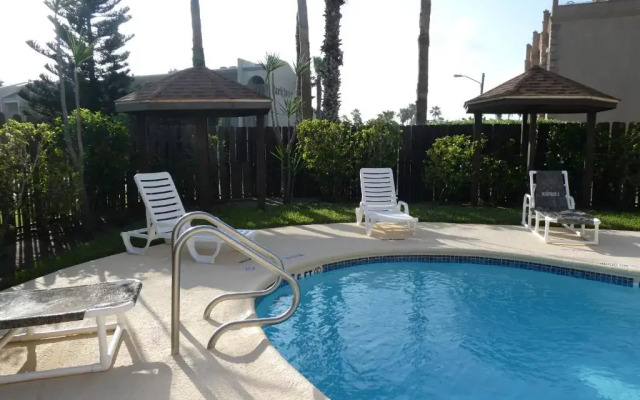 Beachside Bungalow: Surfside I #104
