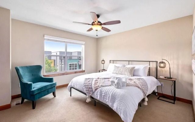 Spectacular Townhome near Breweries and River District!