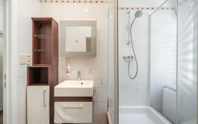 Lively City Getaway for 10 Near Meir