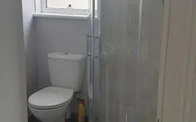 Modern 2 bed apartment with parking