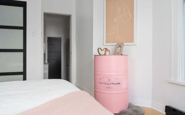 Downtown Luxe - Parking, Metro, King Bed, Sleeps 6