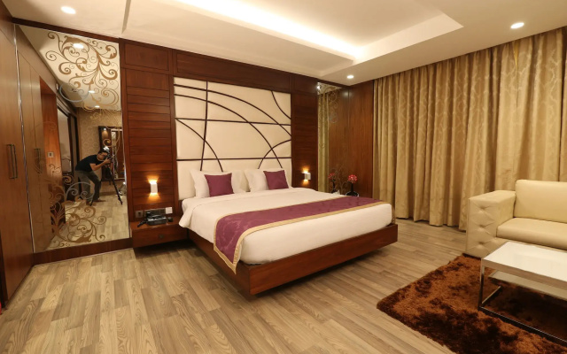 M Crown Hotel