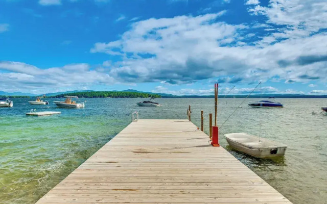Waterfront Community: Lake Winnipesaukee Retreat!