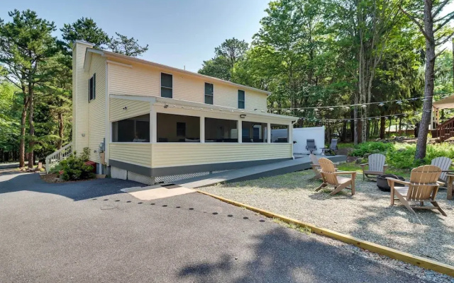 Blakeslee Home w/ Private Hot Tub, 5 Mi to Skiing!