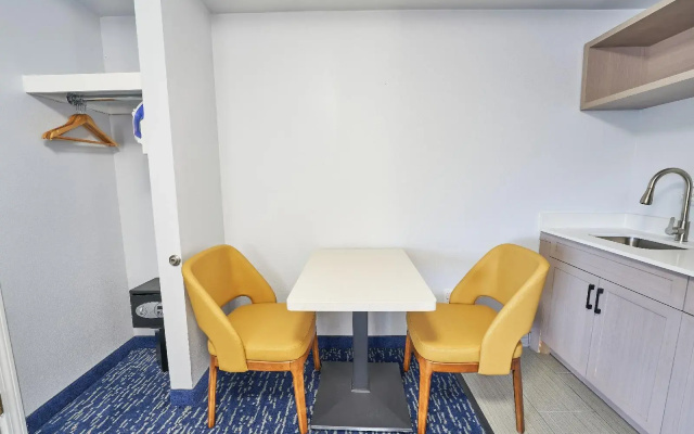 All Seasons Inn and Suites