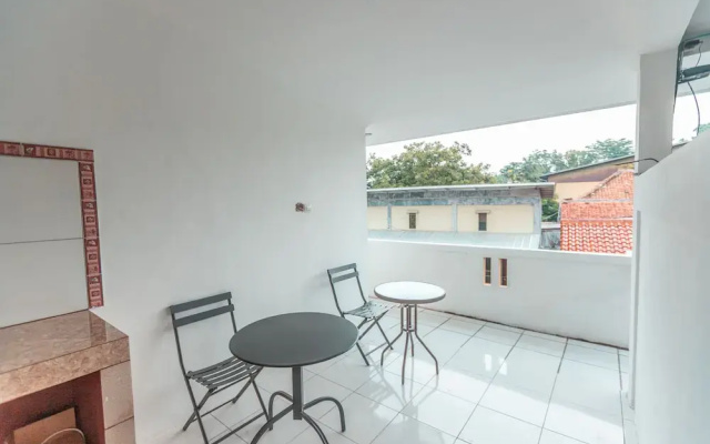 Oyo 2229 Dolfie Residence
