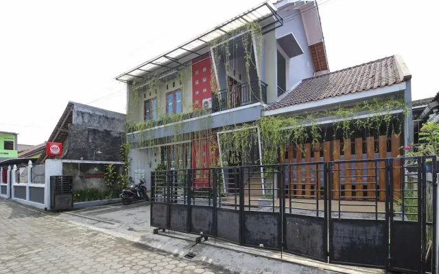 RedDoorz near Hartono Mall