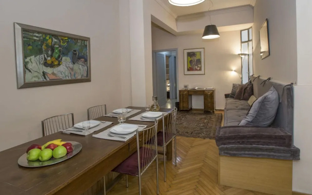 Downtown, classic apartment in Syntagma by GHH