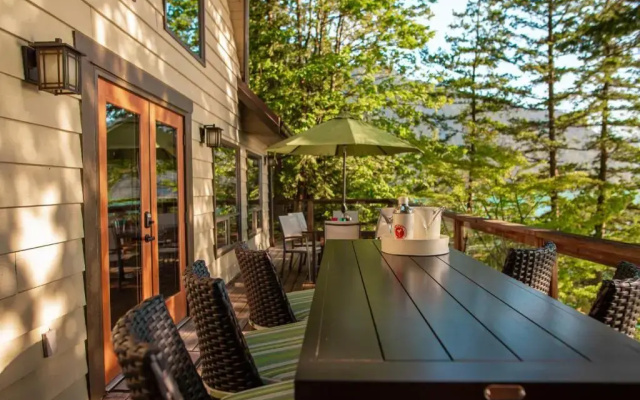 The Overlook, Luxury Lakeside Home with Dock