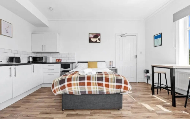Large Modern Leeds Stay w 8 Private Ensuite Studio