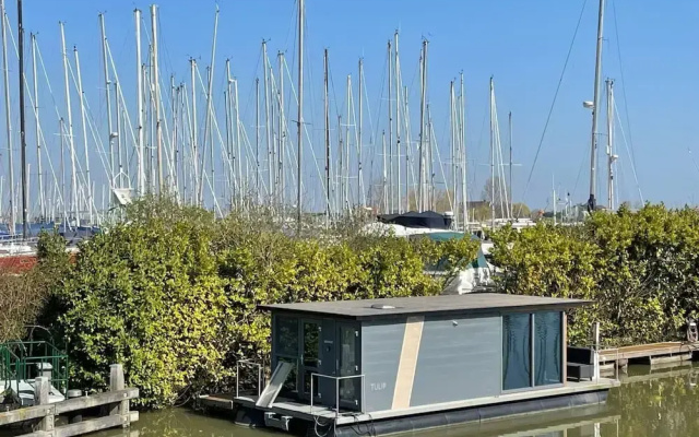 Waterfront Houseboat Near the Centre
