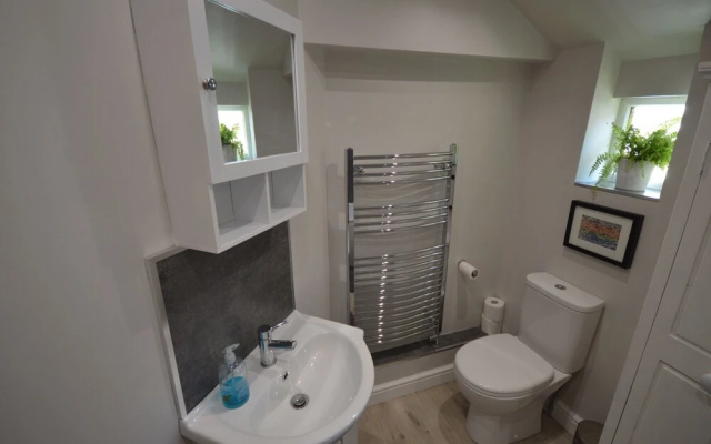 Charming 2 Bedroom Apartment Near Station