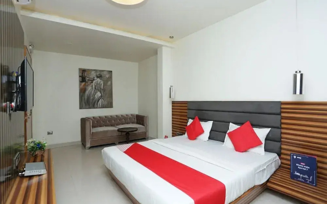 OYO 8183 Hotel Sandal Wood