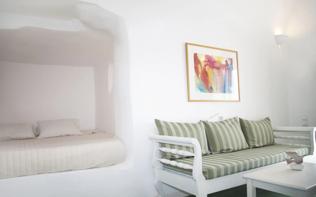 WhiteDeck Hotel