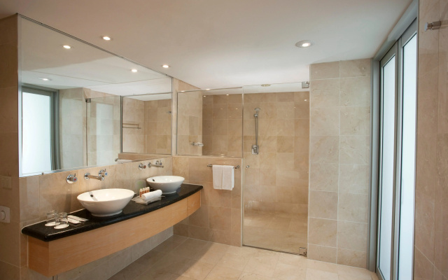 Holiday Inn Sydney Potts Point by IHG