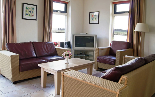 Chalet in Bergumermeer by the Canal