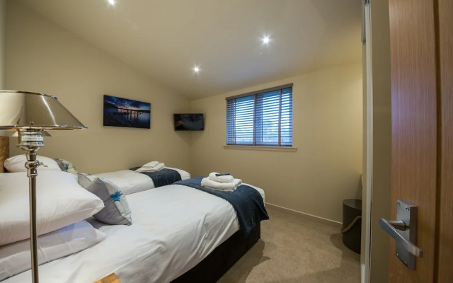 Tay Lodge, Sleep 6, Real log Stove, pet Friendly