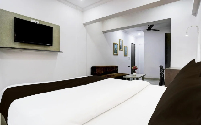 Cozy Deluxe Room Near Juhu Beach Mumbai