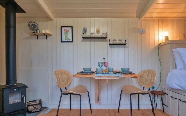 Shepherd's Hut Near Cotswolds & Sky Dive Fun
