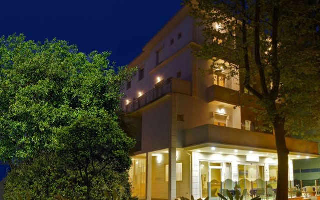 Отель Silvie Rose Италия, Чезенатико - 1 отзыв об отеле, цены и фото номеров - забронировать отель Silvie Rose онлайн вид на фасад