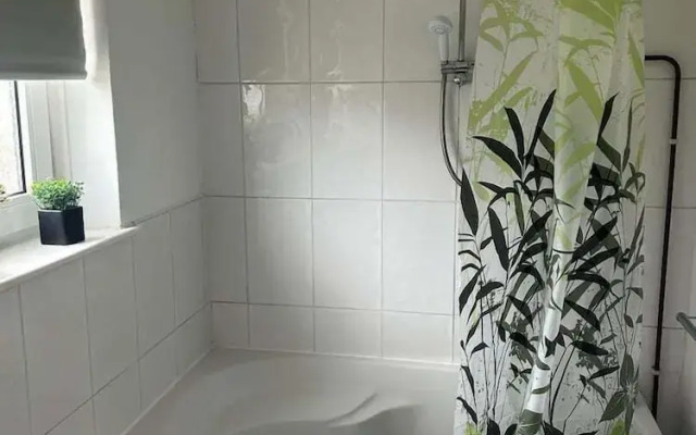 Family & Group Stay 3 Bedroom Swansea Home